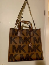 Michael Kors Maple Large NS Tote w/ Shoulder Strap New With Tags. Retail $398🤩