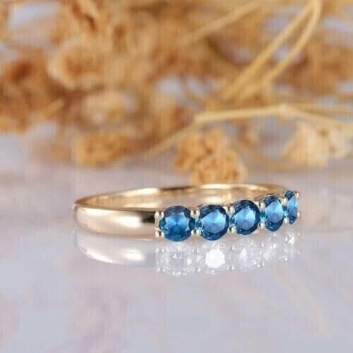 Alianza de boda de topacio azul simulado de corte redondo de 2 quilates enchapada en oro amarillo de 14 k Foto 2 de 4