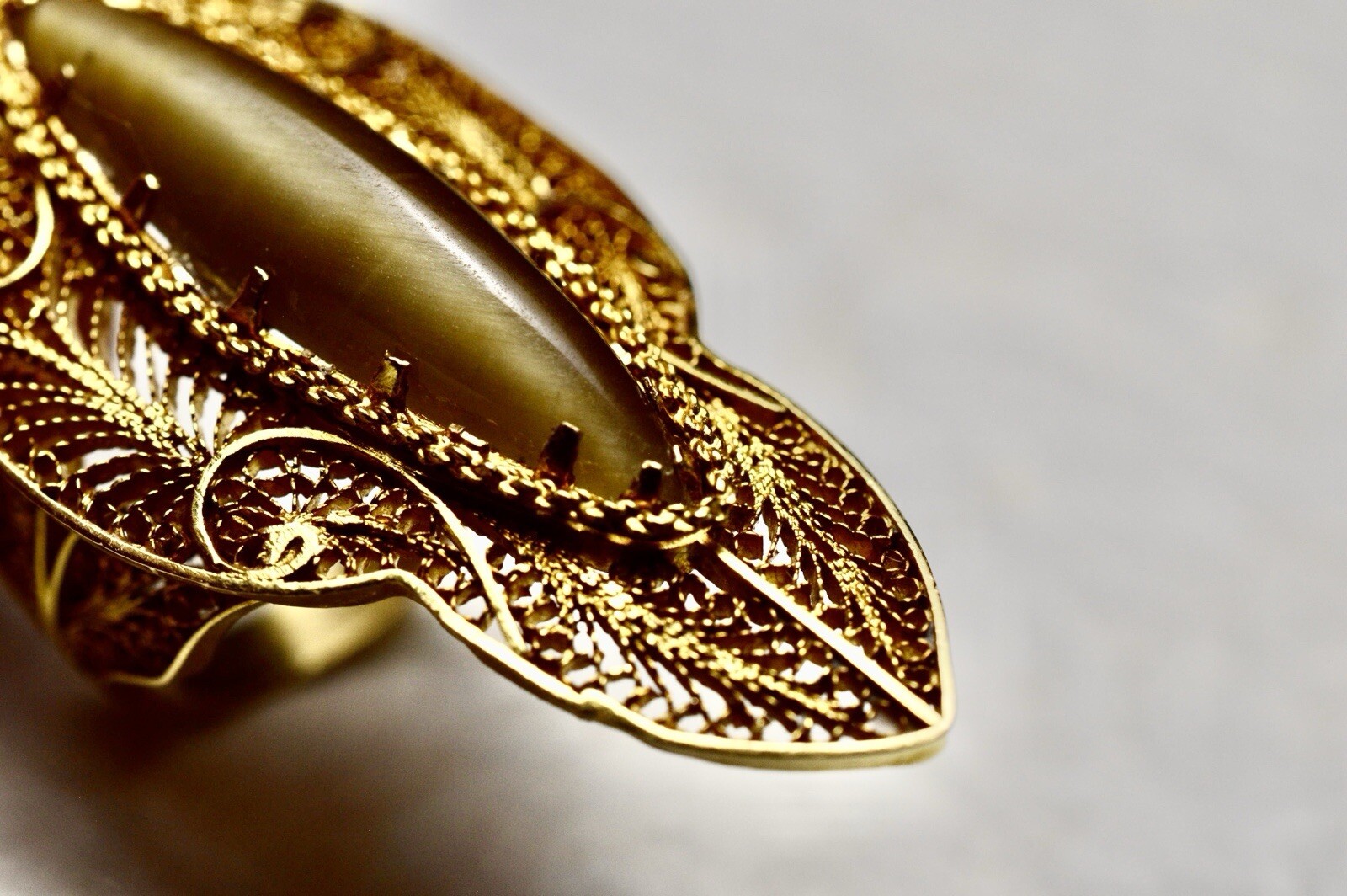 Solid 22K Gold Large Shield Cats Eye Ring Victori… - image 10