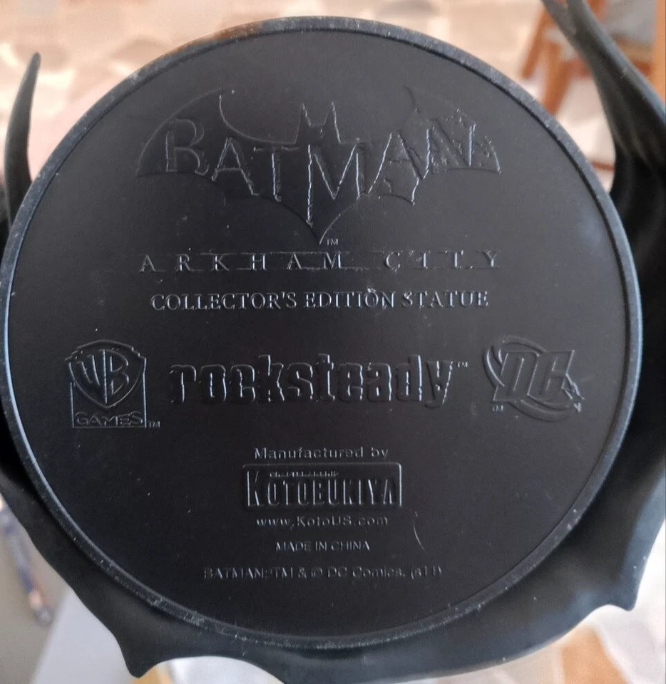 Statua di Batman 12cm – Confezione Originale Usata, Ottime Condizioni - Immagine 3 di 4