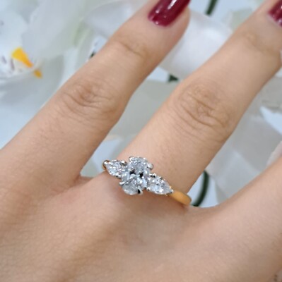 IGI 1,40ct Lab Grown Oval With Side Pear Diamond Trilogy Ring in 18k Gelbgold