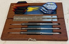 Juego de dardos Accudart vintage con punta de acero 3 dardos con agarre anillado en caja de madera original
