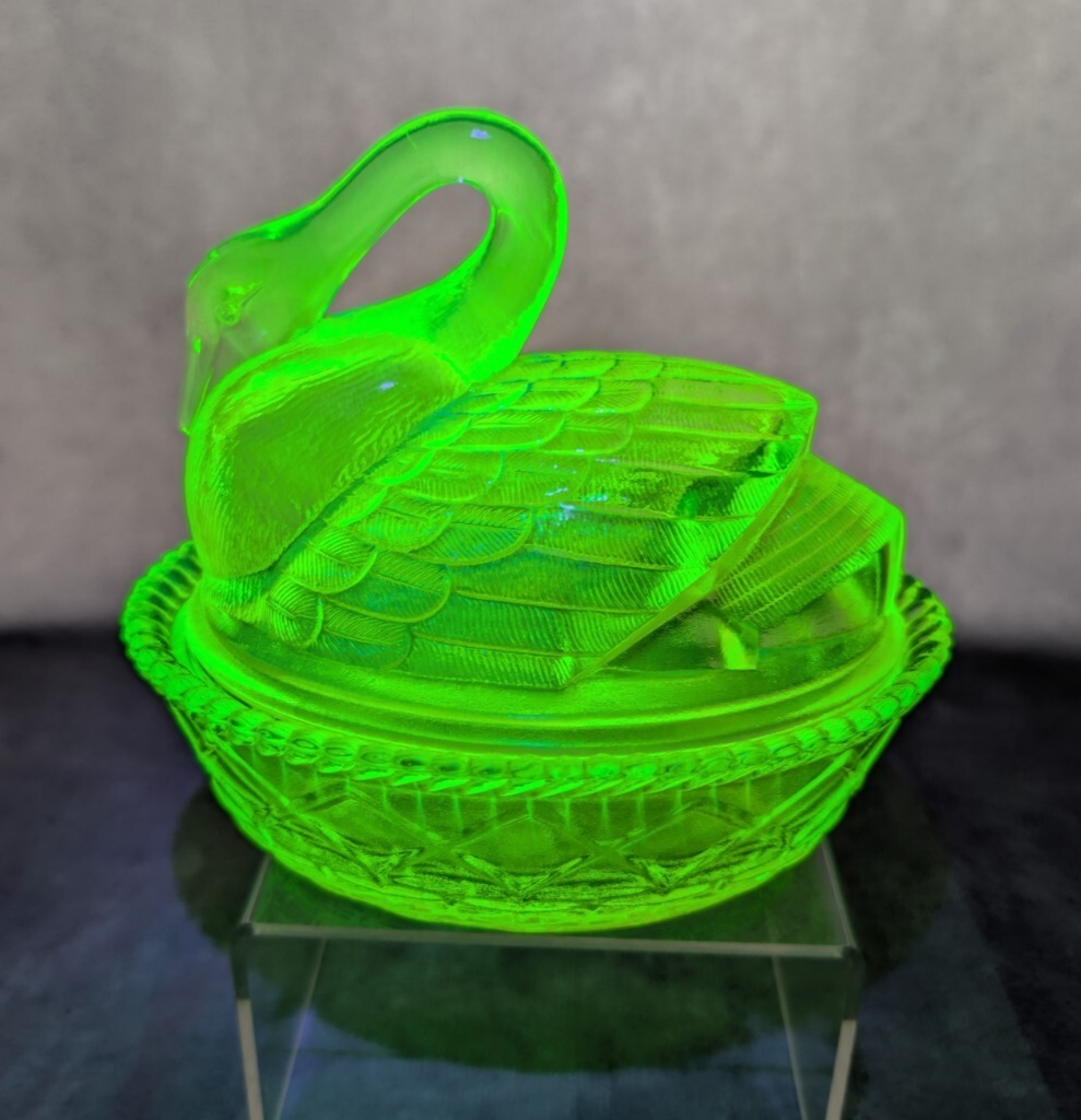 ウランガラス　スワン　キャンディディッシュ Vintage Westmoreland Vaseline Uranium Glass Swan on Nest Covered