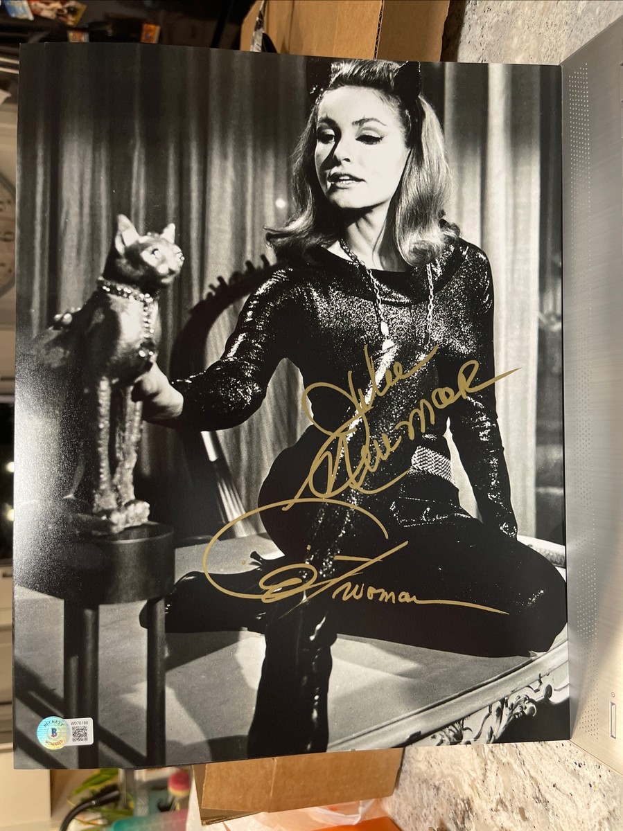 JULIE NEWMAR SIGNED CATWOMAN 11X14 PHOTO BATMAN 1966 RARE