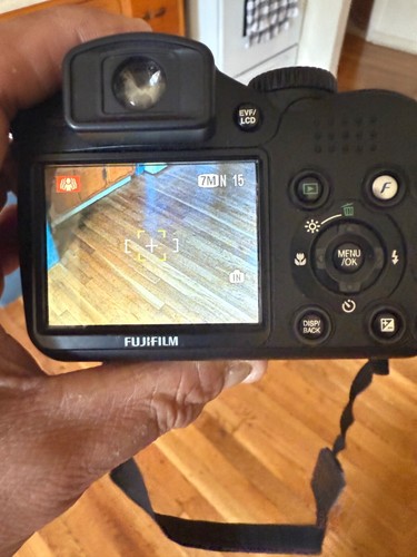 Fujifilm FinePix S700 Digital camera 7.1 MP & 10 X Zoom Color Black - Picture 8 of 9