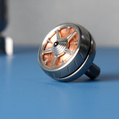 DMaos Ferris Wheel Fidget Spinner, Giocattolo da Scrivania Cinetico con Supporto, Realizzato in Metallo e Acciaio Inossidabile, Regalo di Alta Qualità DMaos Ferris Wheel Fidget Spinner, Giocattolo da Scrivania Cinetico con Supporto, Realizzato in Metallo e Acciaio Inossidabile, Regalo di Alta Qualità