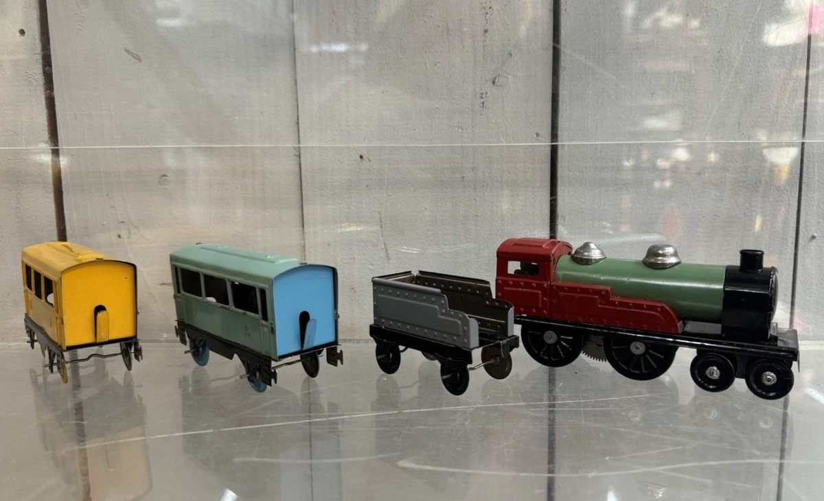 Charles Rossignol, vers 1920. Train mécanique et trois trains sur route