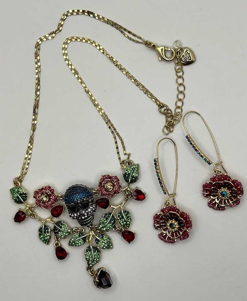 Betsey Johnson “Garden Of Excess” Bib Statement Necklace Skull/Flowers Halloween - Image 3 of 4