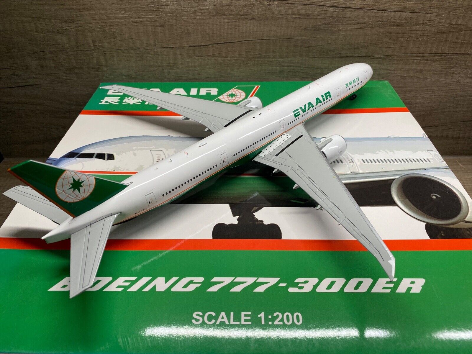 1:200 JC Wings Boeing 777-300ER Eva Air B-16712