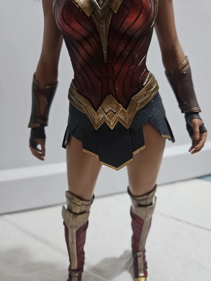Hot Toys Wonder Woman Justice League 1/6 Scale Figure Only - Image 4 of 4