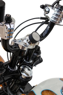 KW05-01-0384-C IO - RISER CLAMP MOUNT CHROM FLSTNI 1450 EFI SOFTAIL DELUXE 2005