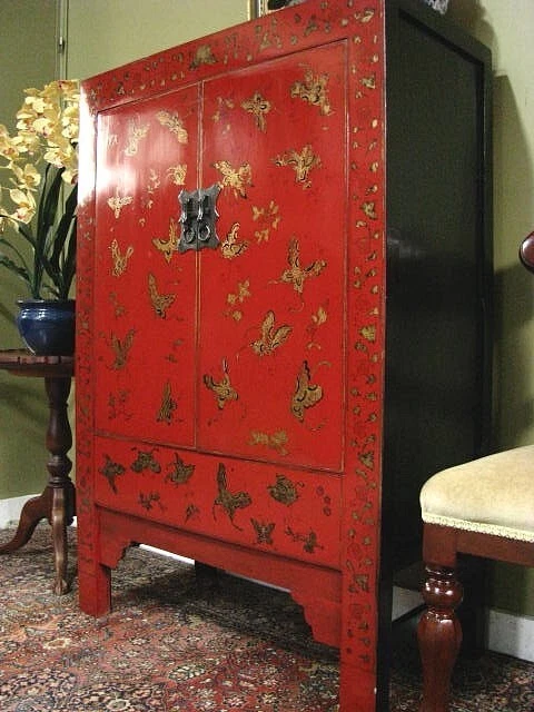 ORIENTAL RED PAINTED 2 DOOR STORAGE CABINET WITH GILT BUTTERFLY DECORATION. - image 3 of 4