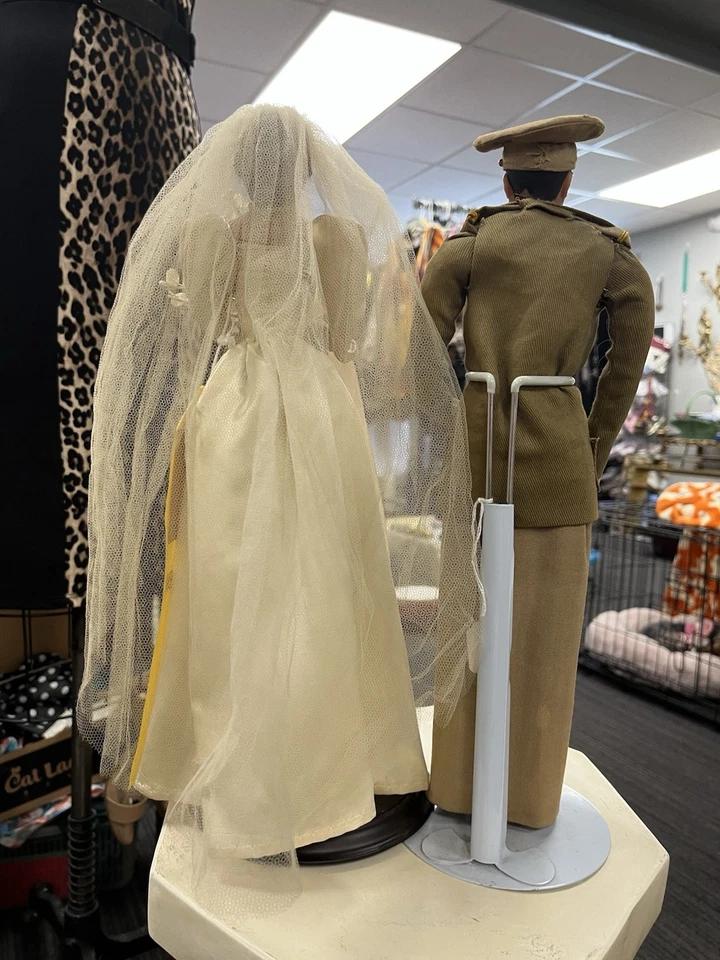 Antiguo General Dwight D. Eisenhower y su novia Mimi. Figuras históricas de cera. Foto 2 de 4