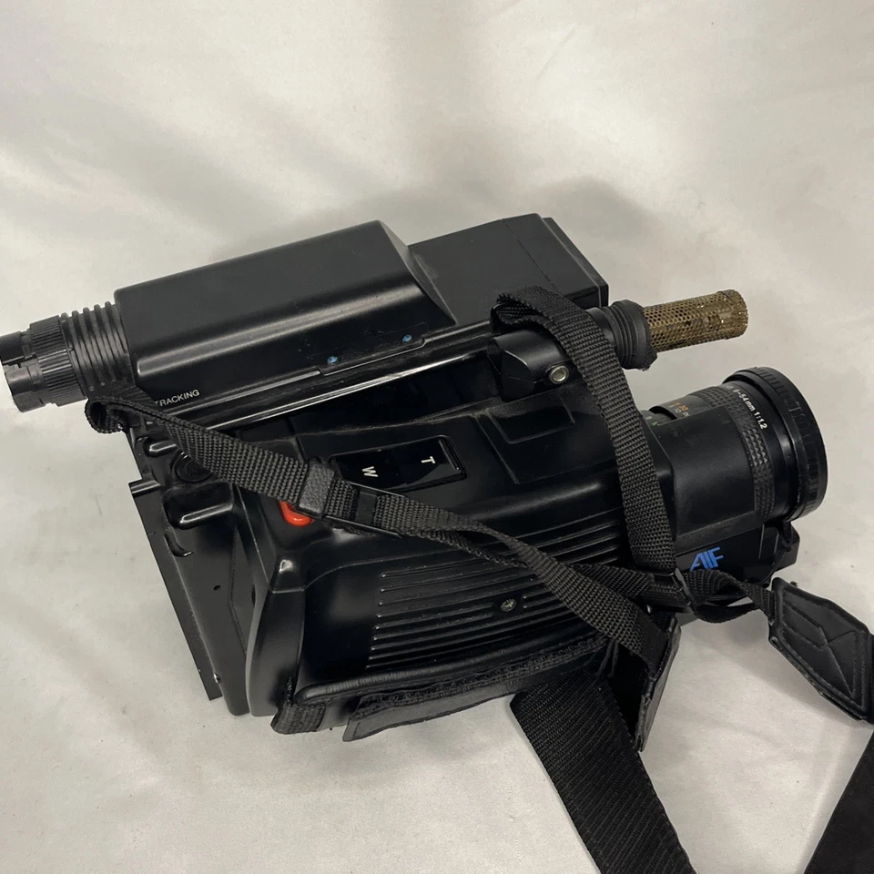 GE model 9-9709 VHS-C Camcorder Kit w/Bag & Charger Powers On Eject Issues - Image 4 of 4