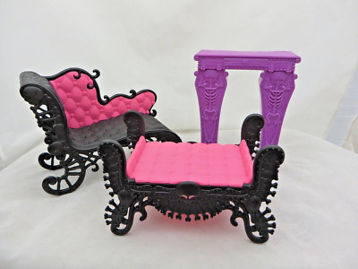 Monster High Freaky Fusion Catacombs Chaise Lounge loveseat table furniture lot