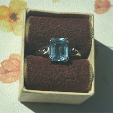 Avon Silver Tone Solitaire Ring with 1 Blue E...