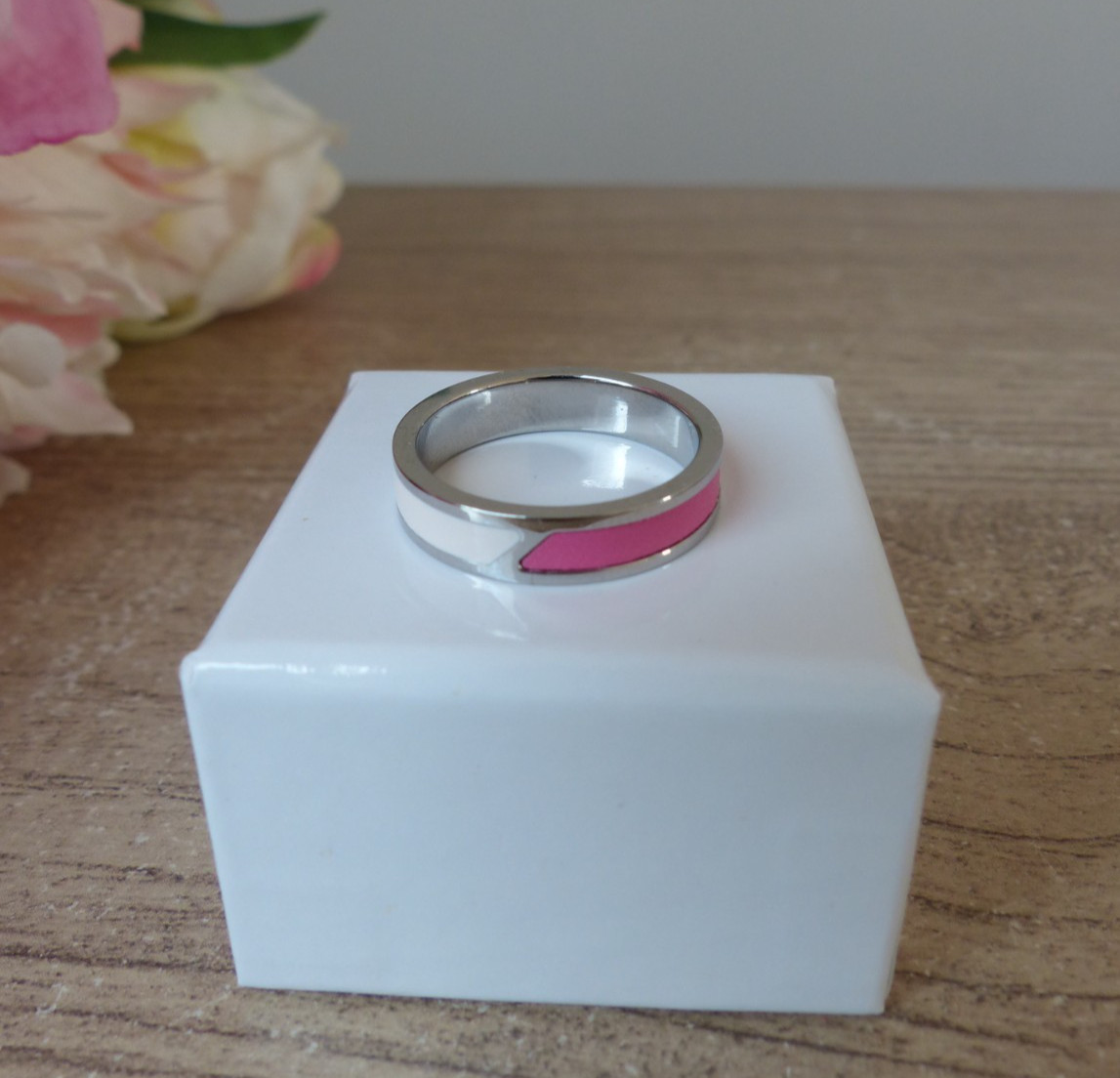 Bague bicolore rose et blanche acier argenté : l'accessoire idéal de bureau et soirée
