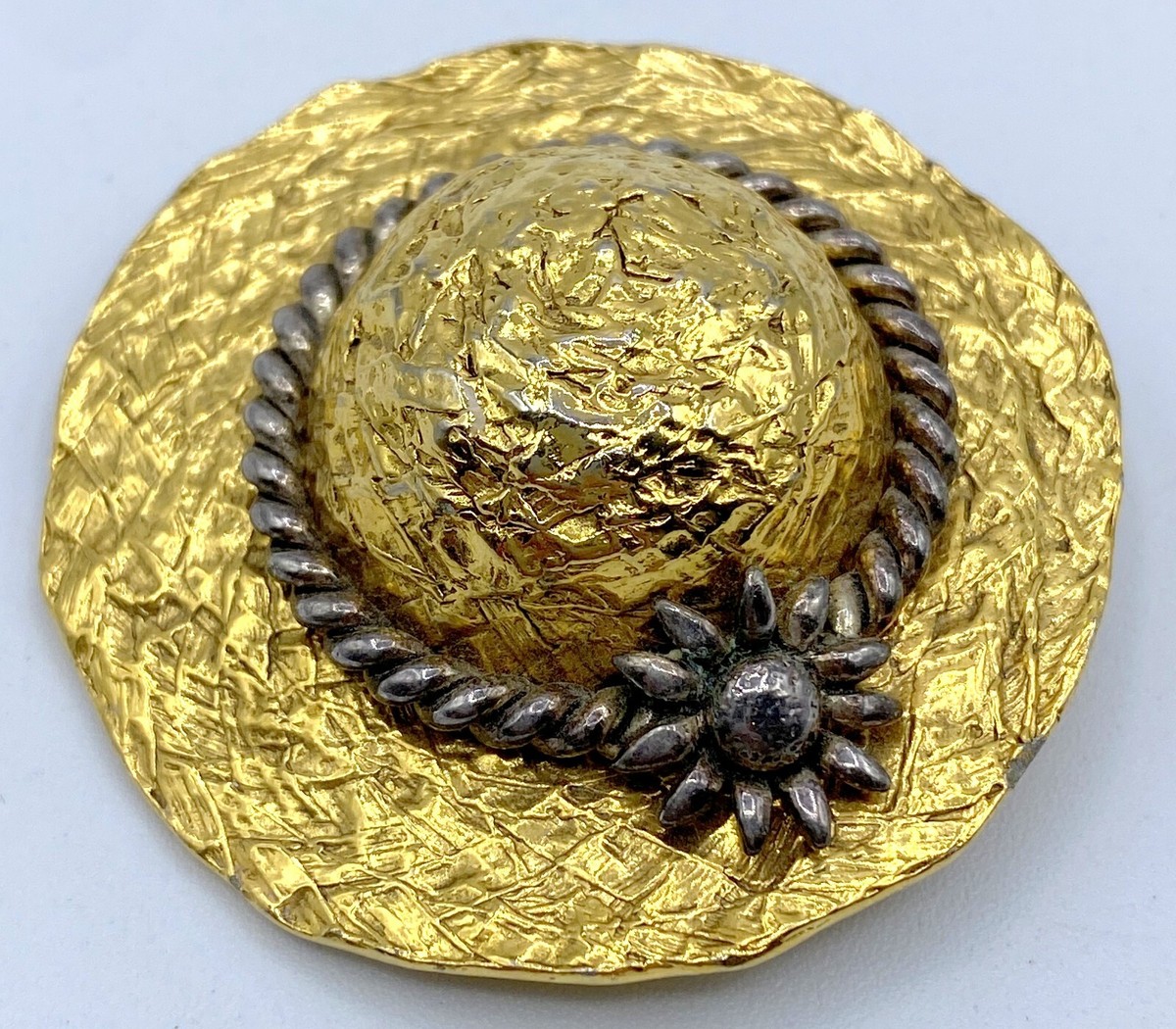 A6-2645 VINTAGE BROOCH SIGNED GOLD TONE PIN 2