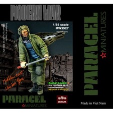 PARACEL MINIATURES MODERN WAR SERIES MW3527 UB32 ROCKET LOADER 2 TANK HELMET 