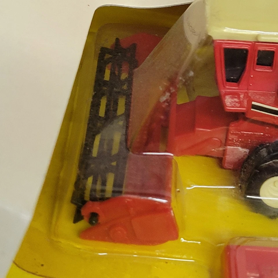 Vintage Ertl 1/80 scale International Harvester combine w/ 2 heads red/white - Image 4 of 4