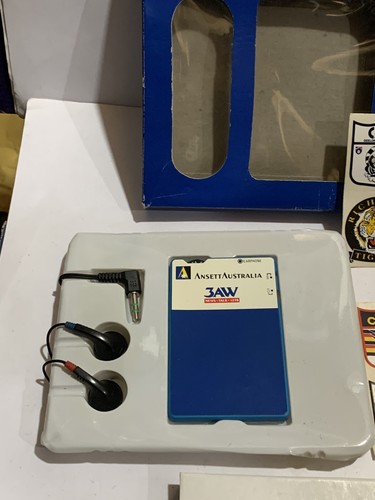 VINTAGE Miniature Thin radio 1960S-1980s Rare - Picture 2 of 11