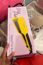 Glam Style Wide Plate Flat Iron Ceramic Digital Display Adjustable Heat 450 F