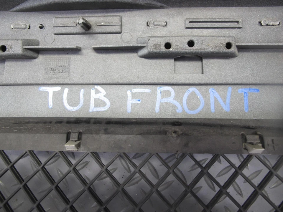 04-06 BMW E46 330ci COUPE CONVERTIBLE FRONT BUMPER COVER W FOG LIGHTS WHITE OEM Foto 2 de 4