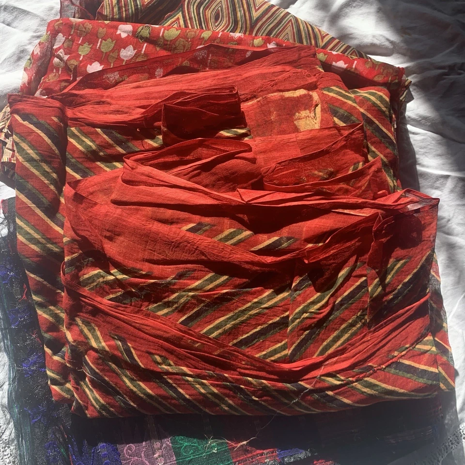 Paquete de tela cruda tejida delgada hindú del sur de Asia vintage con patrones rústicos audaces Foto 3 de 4