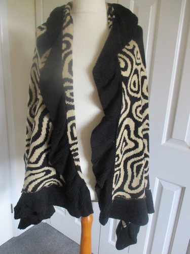 Warm shawlwrap- black/beige pattern with flounced edges - Picture 2 of 8
