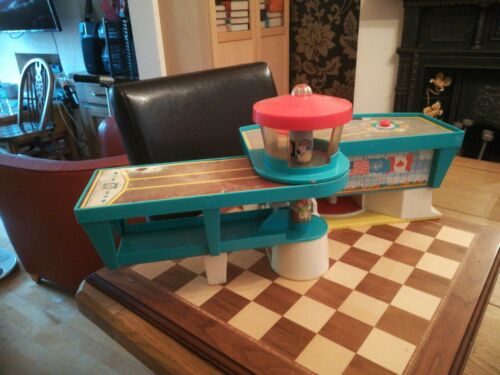 Vintage 1970s Fisher Price Little People Play Family Airport 35 x 26 x 34cm - Picture 3 of 9