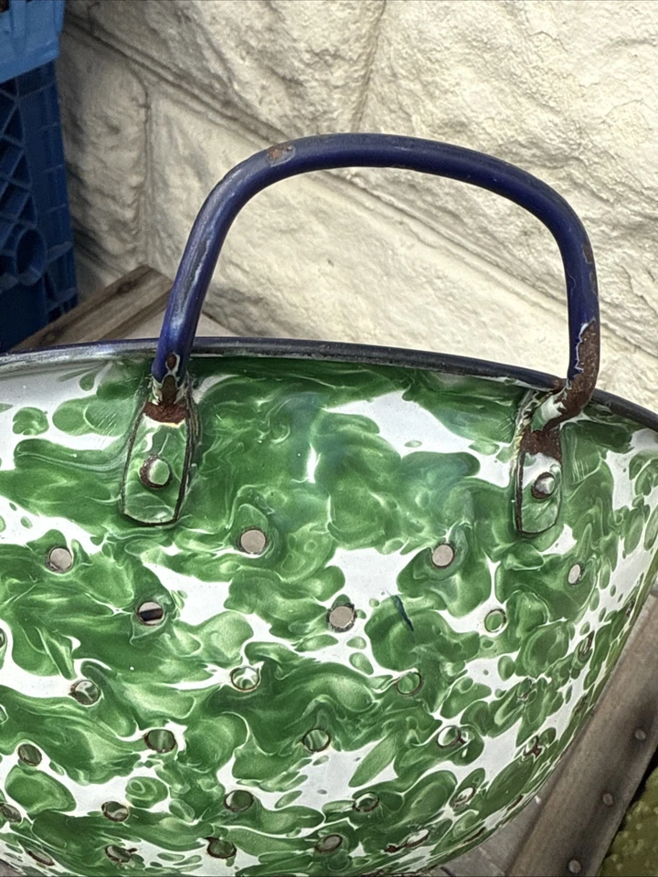 Antiguo colador vintage verde y blanco remolino granito esmaltado asas azules Foto 3 de 4