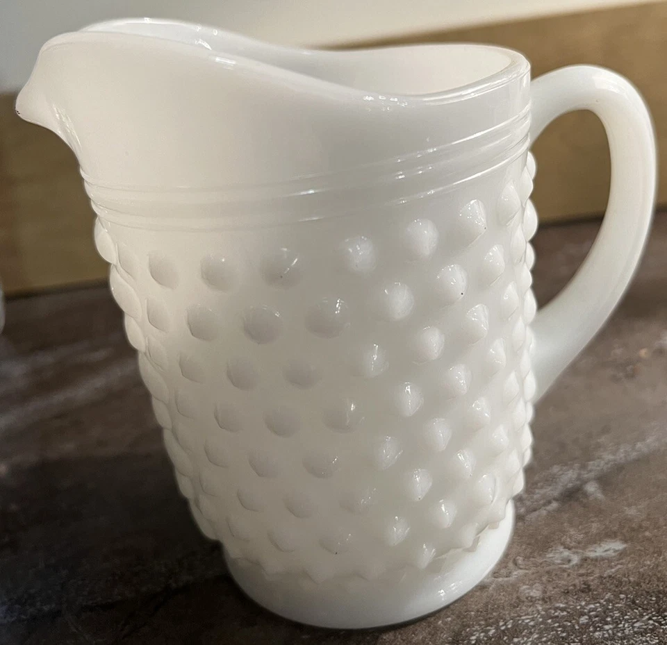 Jarrón floral o jarra de vidrio esmerilado blanco Hobnail vintage años 50 Foto 2 de 4