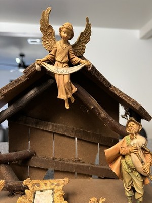 Fontanini Depose Italy 17 Piece Nativity Set Wooden Stable and Plastic Figures. 