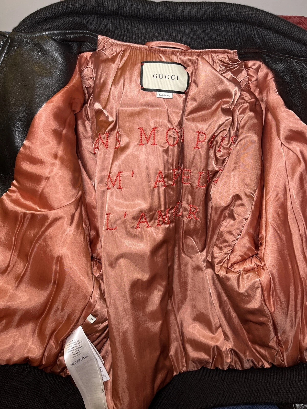 GIACCA BOMBER IN PELLE GUCCI con caratteristiche a spalla ricamata a mano nuova con etichette