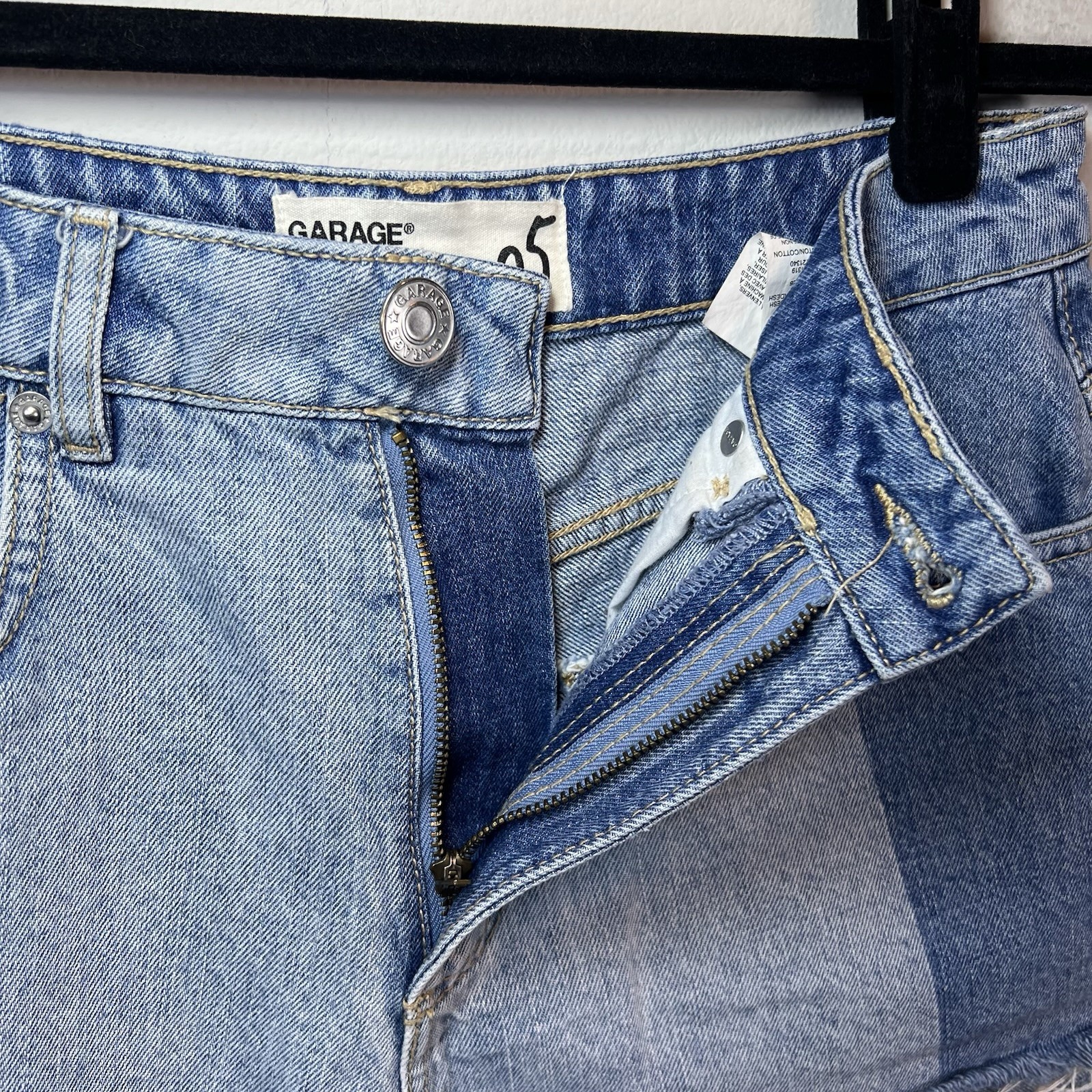 Garage Two Tone Festival 3" Jean Shorts Medium Blue Denim Cut Off Womens Size 28