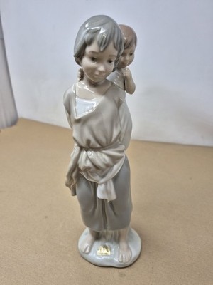 Lladro 8214 Zigeunermädchen mit Bruder Huckepackfahrt in OVP