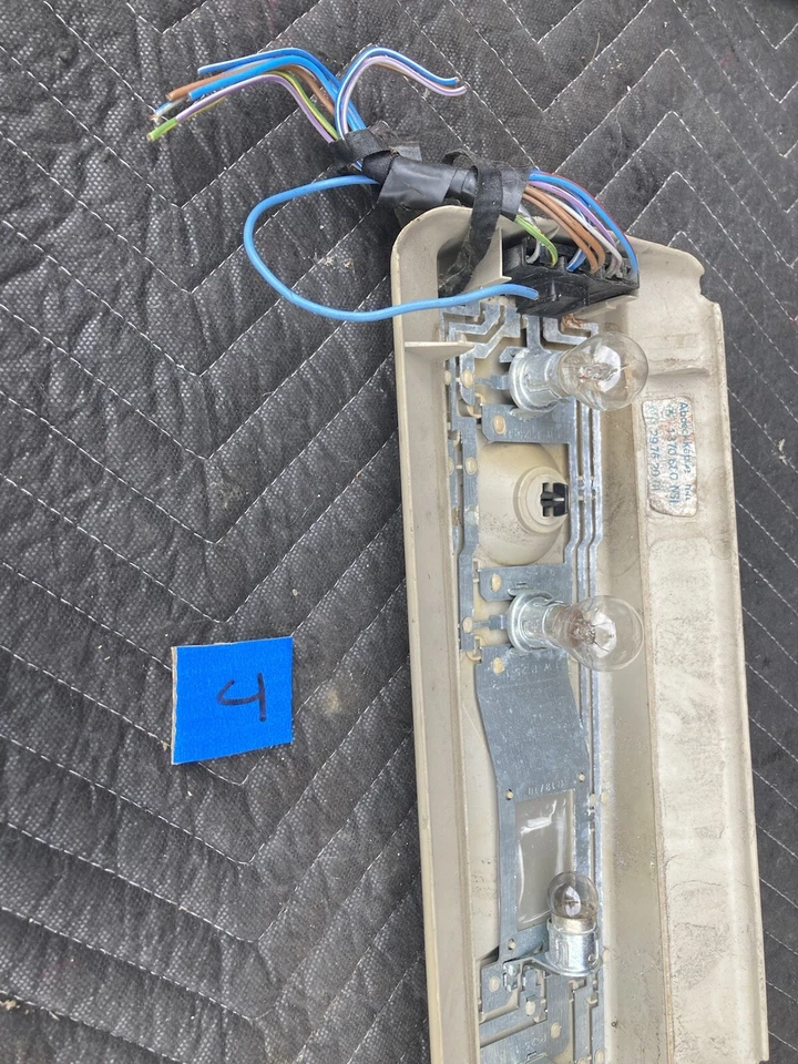 BMW E30 318i 325i 1982-1994 soporte bombilla trasera panel maletero 1370880 #2245M Foto 2 de 4