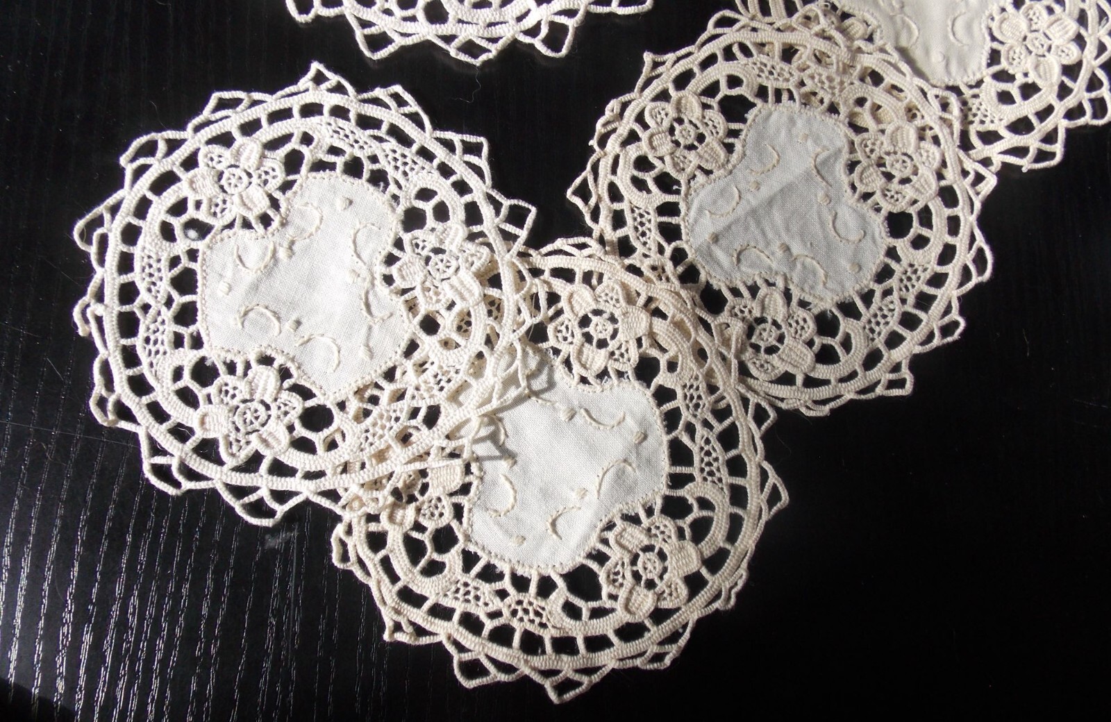 Napperons brodés main ronds en coton écru jours de Venise anciens lot de 5