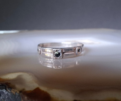 Ring Silber 925 Saphir modern schlicht fein und anmutig 14mm