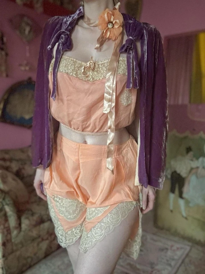 Vintage 1920s/30s Plum Silk Velvet Cape with Bows, Size S-L - Image 4 of 4