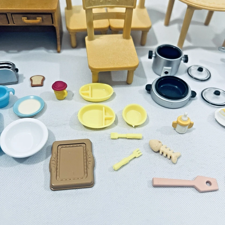 Calico Critters Casa de Muñecas Muebles Cocina Lote Cama Mesa Sillas Comida De Colección Foto 4 de 4