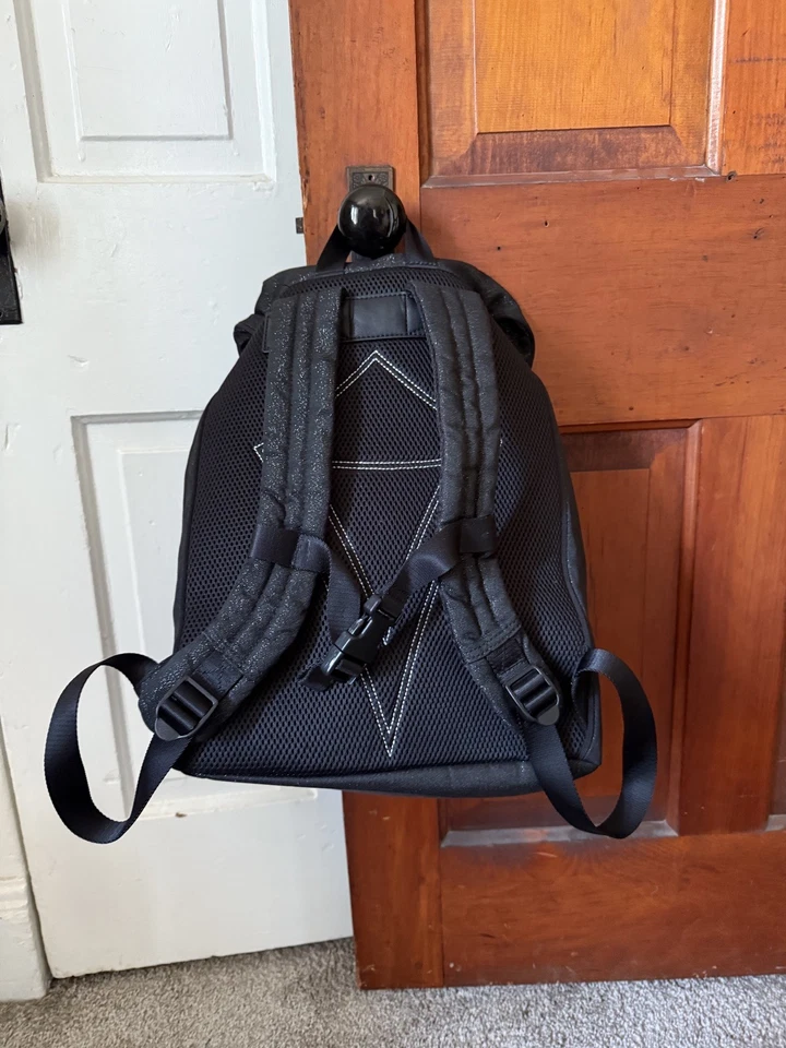 Mochila Ivivva by Lululemon Where to Next en negro brillo Foto 3 de 4