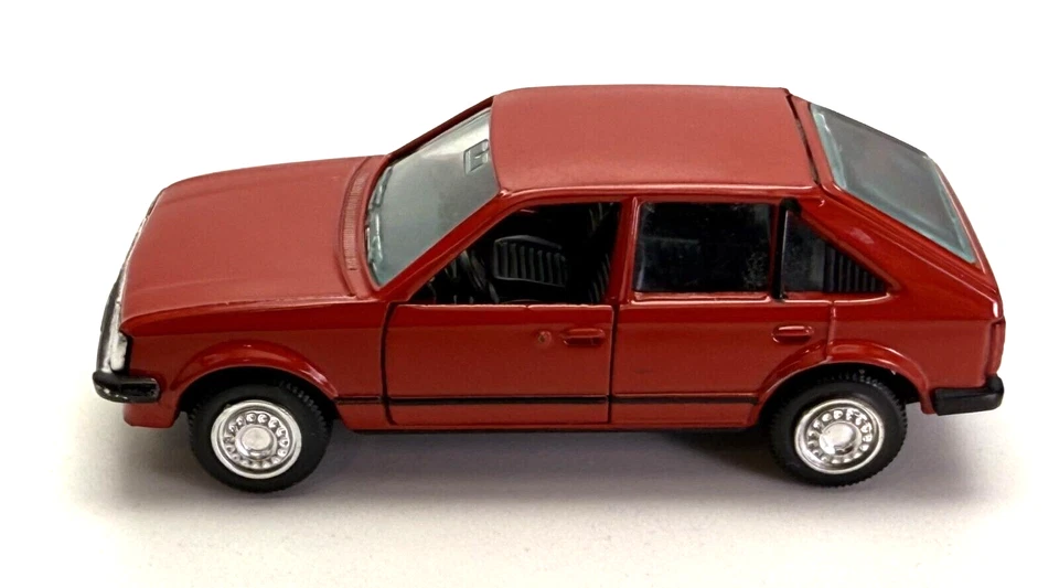 Gama Mini - Limusina Opel Kadett roja - Escala 1:43 Foto 3 de 4