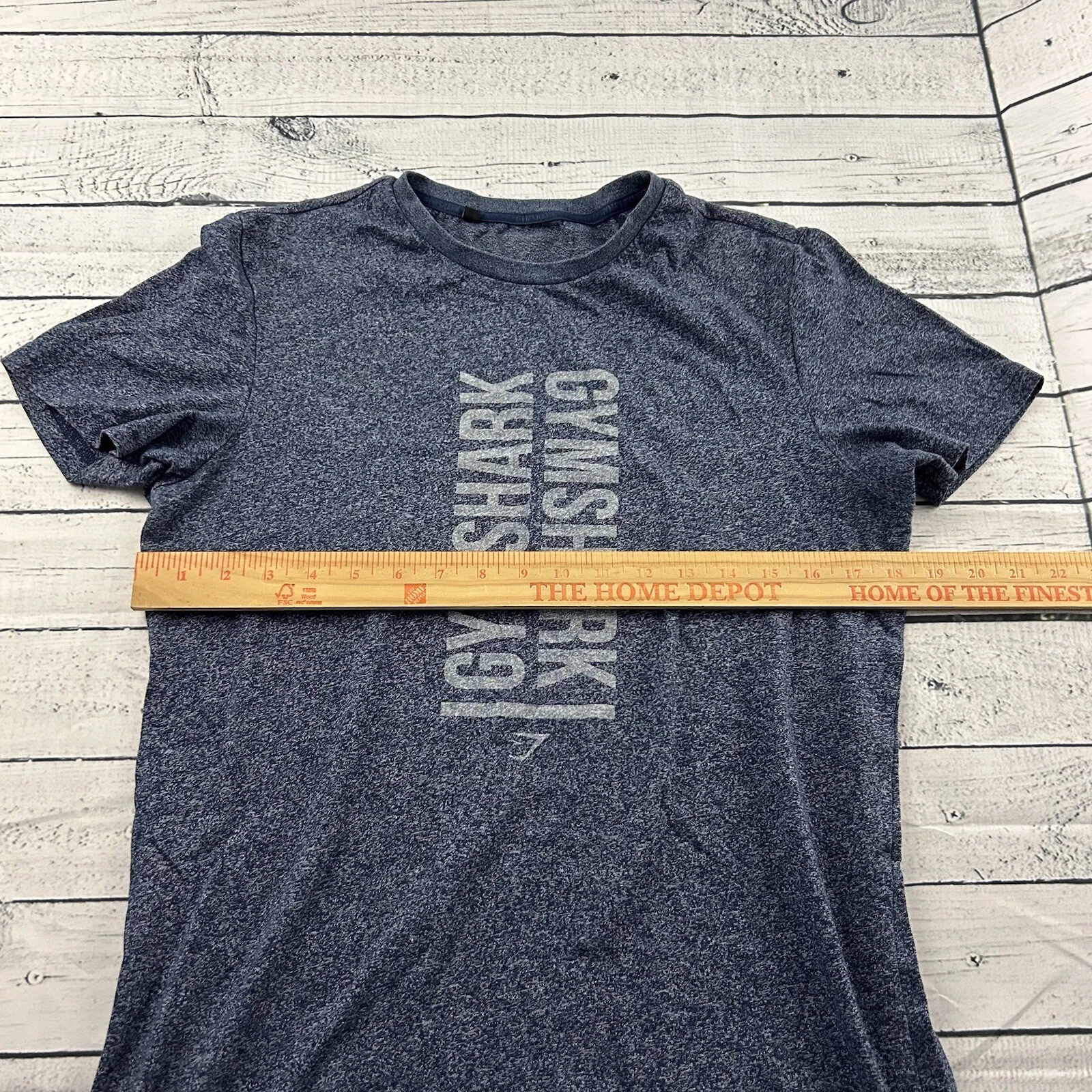 gymshark short sleeve spell out logo shirt