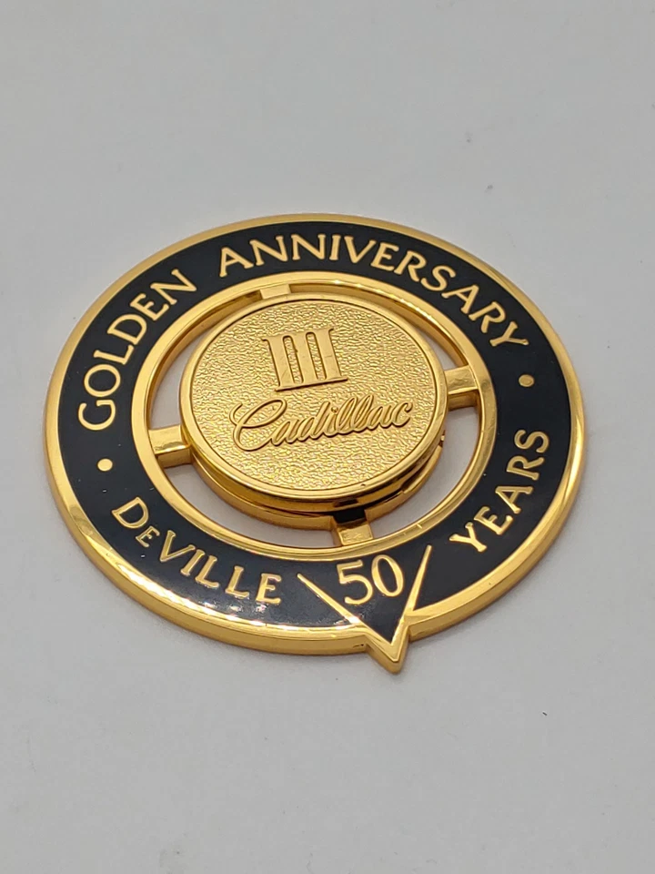 Cadillac Golden Anniversary 50th Deville III Front Grill Emblem Badge Logo OEM Foto 2 de 4