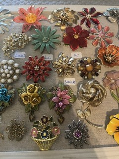 LOT OF 30 GOLD SILVER TONE 'FLOWER' BROOCHES INCL. SIGNED VINTAGE NOW