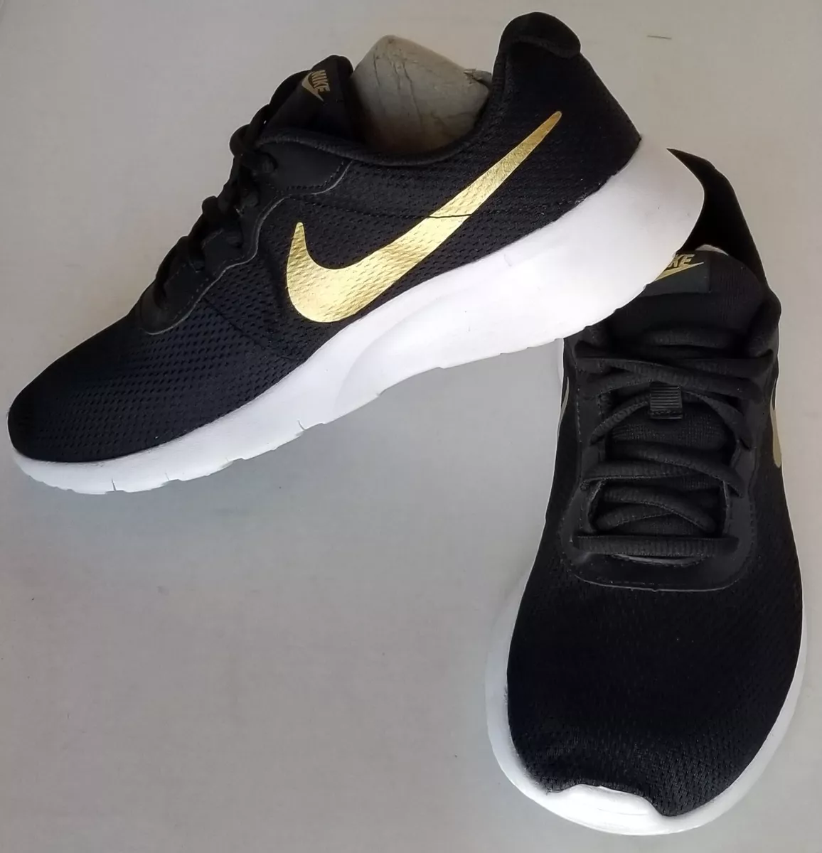 Black and sales gold nike tanjun