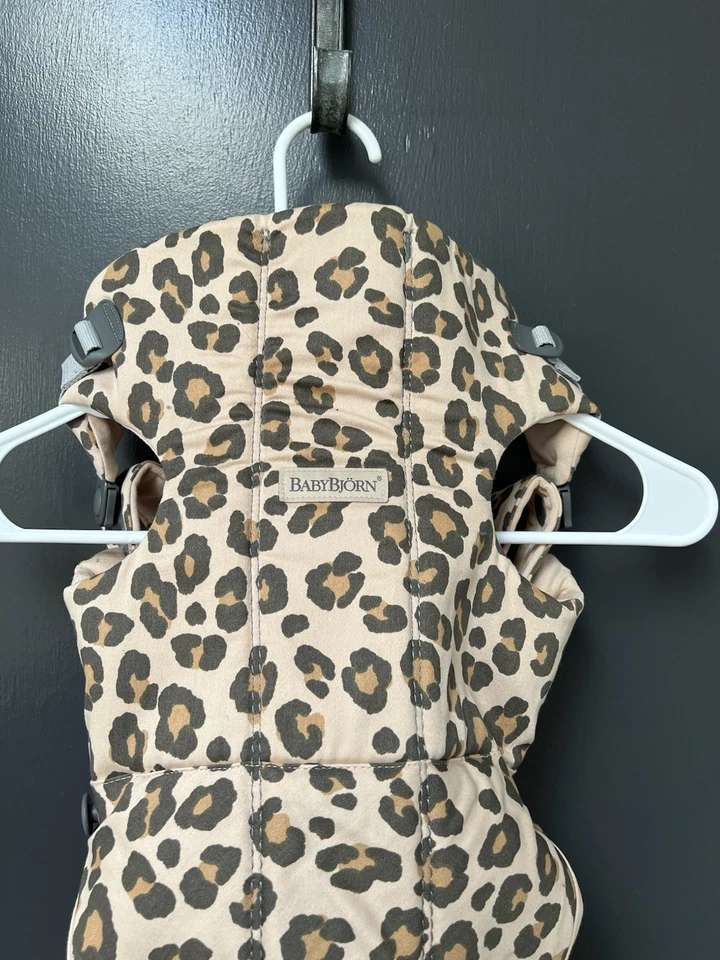 Portabebés Baby Bjorn beige estampado leopardo Foto 2 de 4