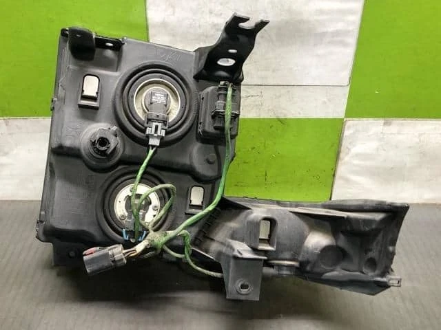 CHRYSLER Jeep commander 2006 GH-XH57 Right Headlight [Used] [PA119697455] - Изображение 3 из 4