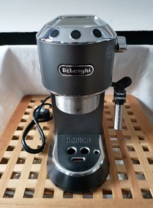 DeLonghi Dedica EC685 Kaffeevollautomat - 1350W / 1,1L - Schwarz